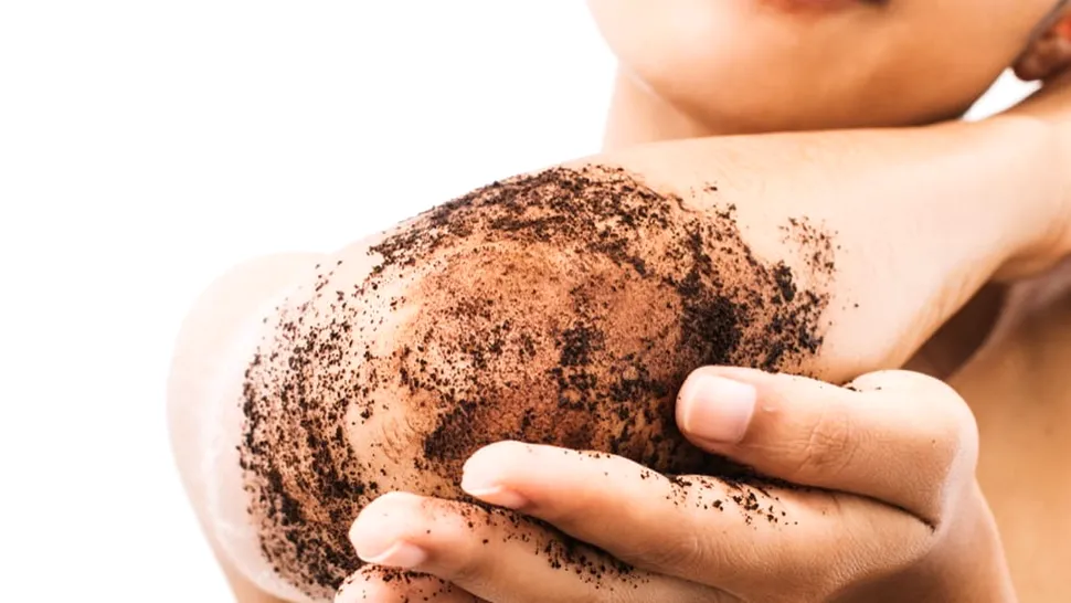 Scrub natural pentru față și corp. Cum se prepară și de ce e important pentru piele să-l folosești