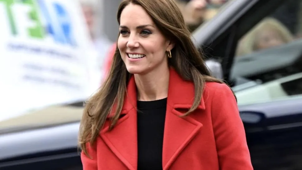 Kate Middleton, apariție fabuloasă într-un palton roșu. Ea și soțul ei au avut prima vizită oficială în calitate de Prinț și Prințesă de Wales