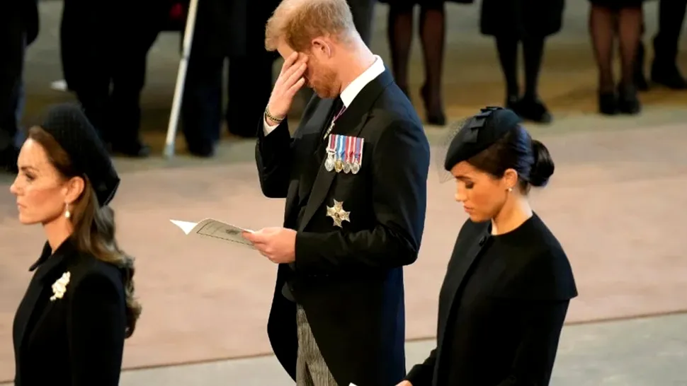 Ce a făcut Meghan Markle în fața sicriului Reginei Elisabeta. Harry a izbucnit în lacrimi