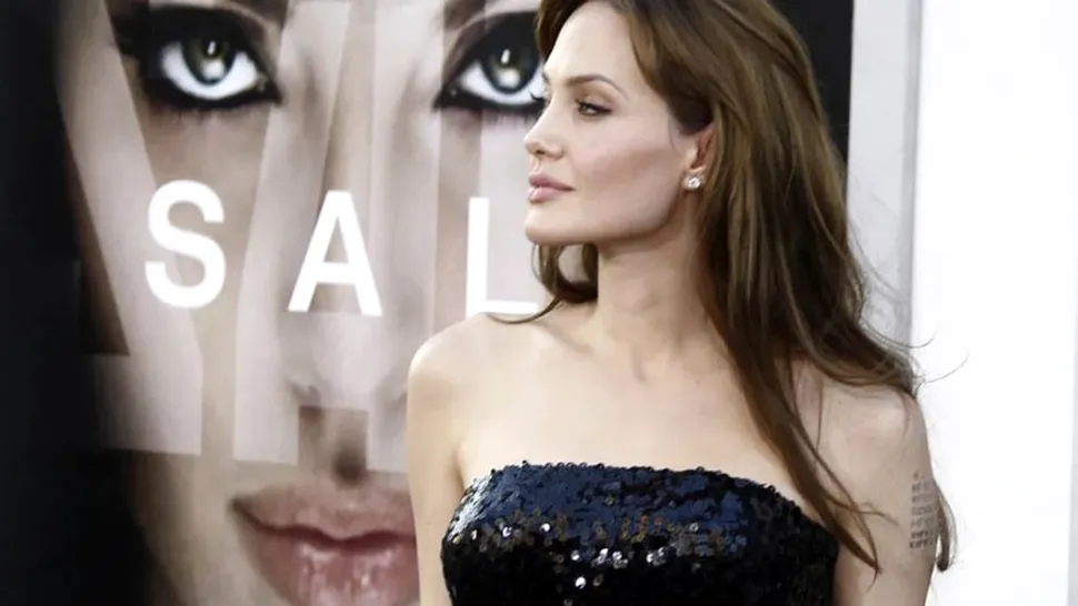 Cum arăta mama Angelinei Jolie, în tinerețe. Se vede de la cine a moștenit celebra actriță frumusețea. FOTO