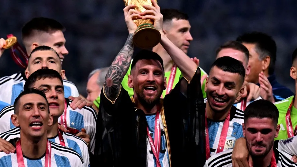 Ce semnificație are mantia cu care Messi a fost îmbrăcat de emirul Qatarului. Obiectul vestimentar a stârnit controverse