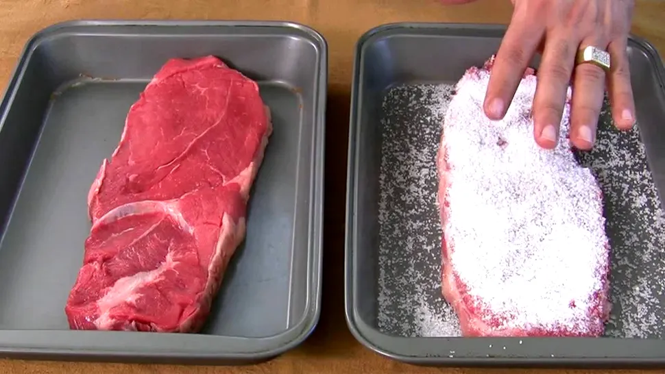 De ce ar trebui să presari mereu bicarbonat de sodiu peste carne înainte de a o prăji. Trucul te va cuceri
