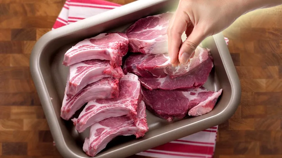Ingredientul care frăgezește carnea de porc. Ce trebuie să presari pe ea, înainte de a o pune la cuptor. Trucul genial