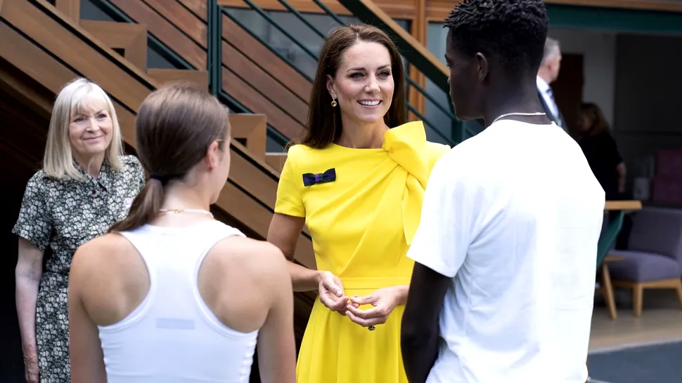 Kate Middleton, absolut fermecătoare într-o rochie roșie festivă. A cucerit toate privirile cu această apariție. FOTO