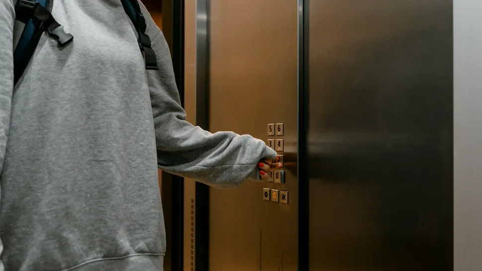 Ce e bine să faci dacă rămâi blocat în lift. Lucrurile esențiale de mare ajutor