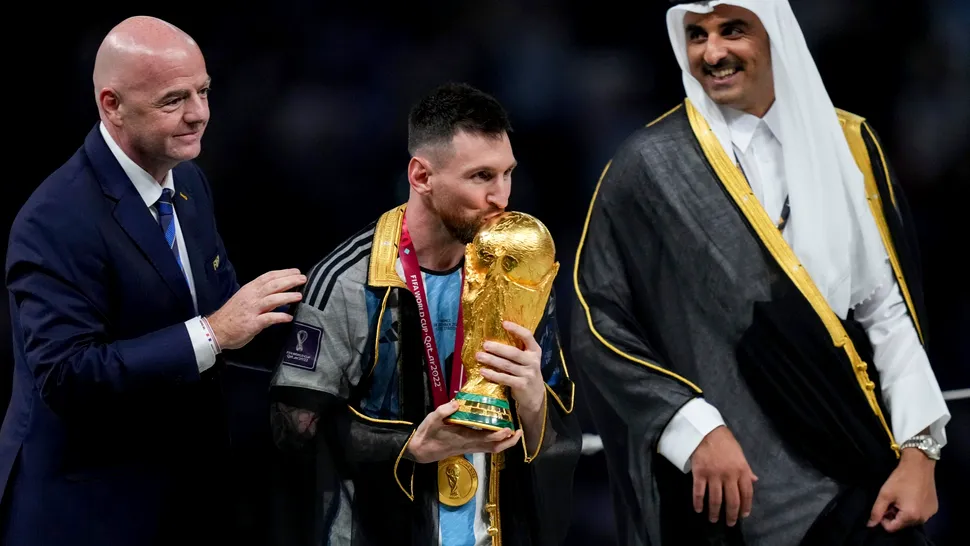 De ce Messi a acceptat să poarte mantia oferită de emirul Qatarului. Ce s-ar fi întâmplat, de fapt, dacă o refuza