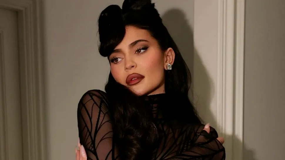 Kylie Jenner, ținută spectaculoasă la Săptămâna Modei de la Paris. A purtat pe umăr un cap de leu. FOTO