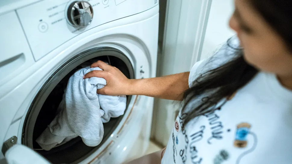 Ce haine se spală la 60 de grade Celsius. Greșeala pe care o fac multe persoane. Singurele articole care se bagă la mașina de spălat la această temperatură