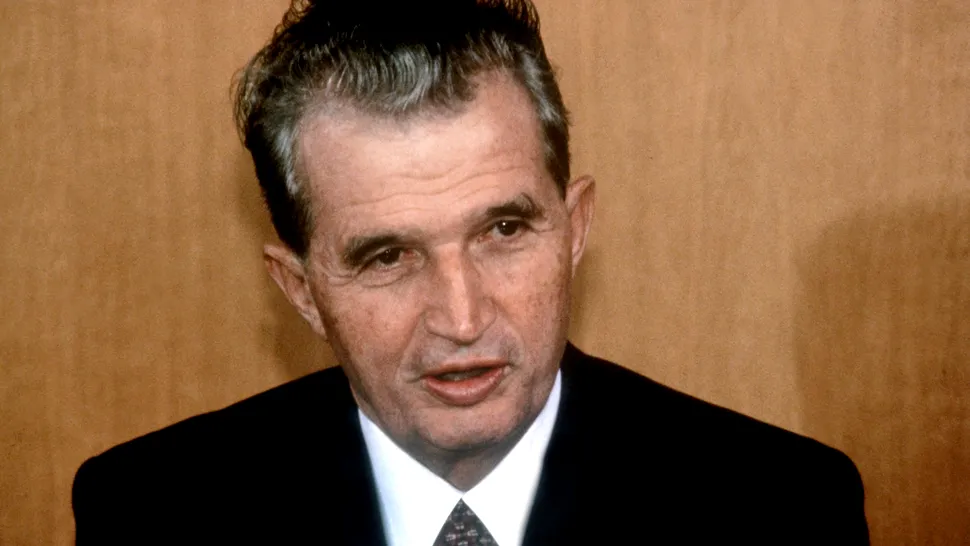 Obsesia nebănuită a lui Nicolae Ceaușescu. Ce îi spunea frizerului său să-i facă la păr: “Îi stătea oribil, se alegea praful”