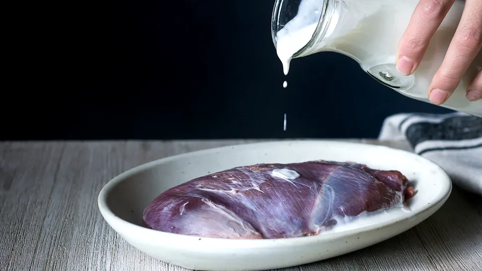 De ce să pui lapte peste carnea crudă. Trucul secret al marilor bucătari