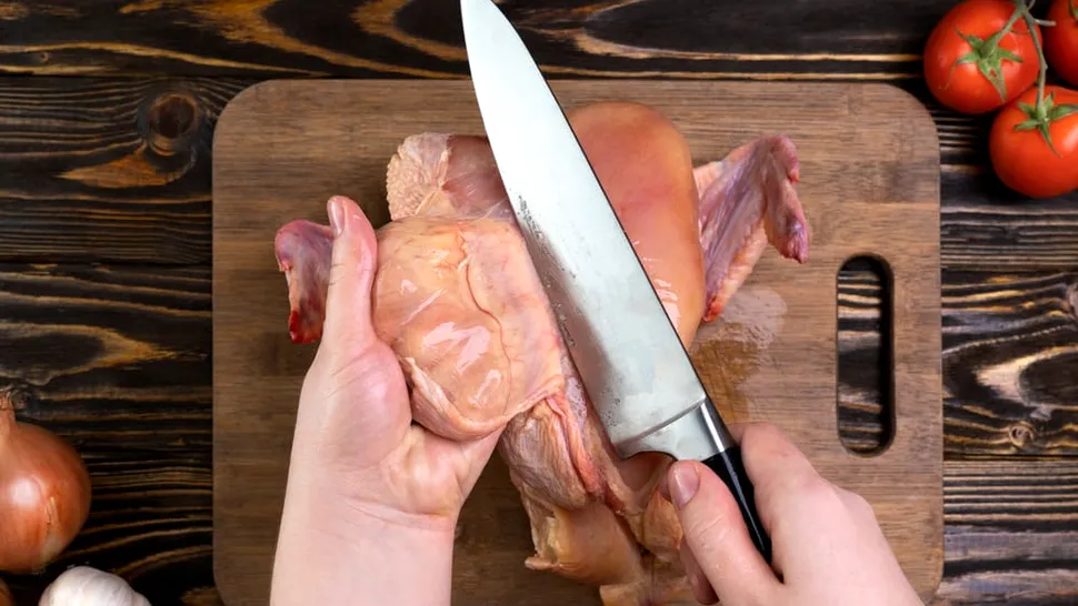De ce nu trebuie să îndepărtezi pielea de pe carnea de pui. Greșeala pe care o fac multe persoane