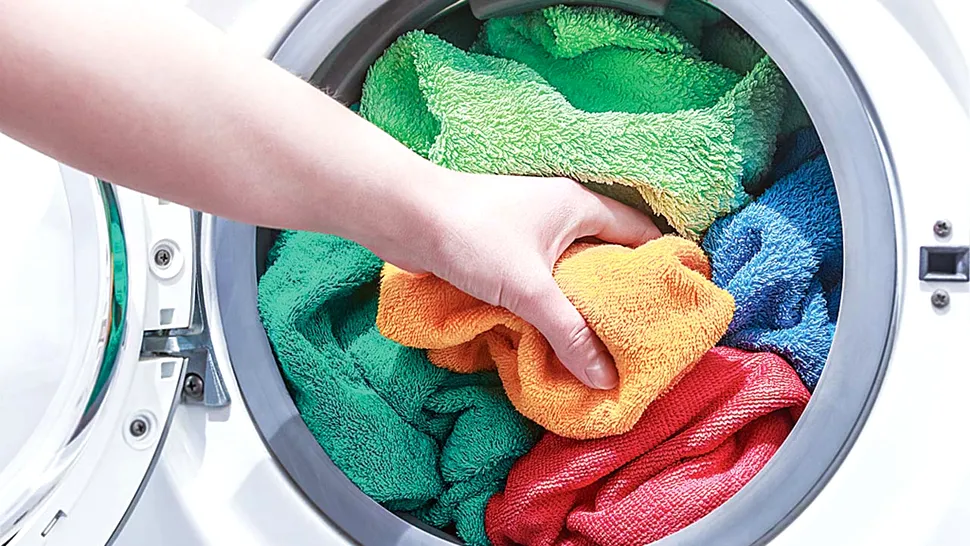 La ce temperatură se spală prosoapele de baie, de fapt. Trucul care le face moi și parfumate