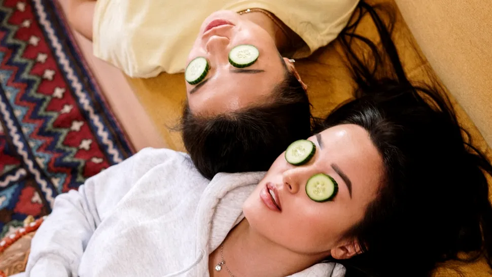 Cum să folosești castravetele și aloe vera pentru a avea pielea fără riduri și imperfecțiuni. Trucuri care redau strălucirea tenului