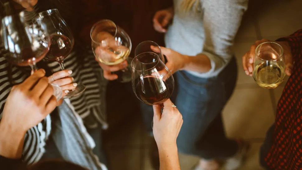 În cât timp iese alcoolul din organism la femei și la bărbați. Când te poți urca la volan după ce ai băut