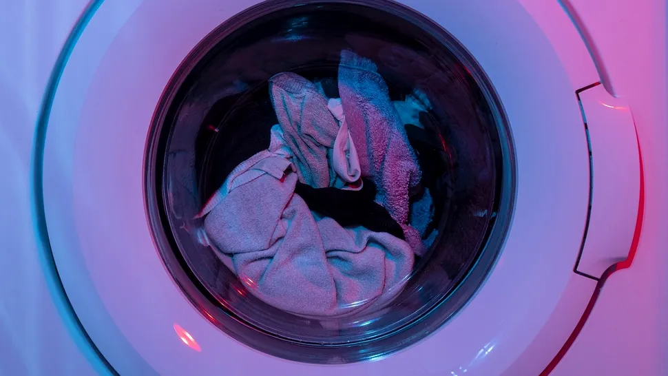 Cum să speli hainele fără detergent. Ai nevoie de câteva ingrediente banale din bucătărie, trucul ieftin și eficient