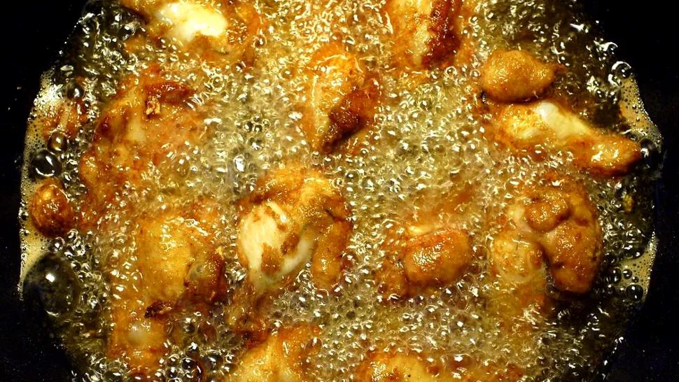 Trucul pentru ca uleiul să nu mai sară din tigaie. Ce ingredient adaugă bucătarii când fac preparate prăjite, secretul pe care trebuie să-l știi