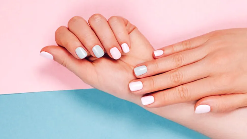 Cum poți să îndepărtezi gelul de pe unghii fără să mergi la salon. Cele mai simple metode pe care le ai la îndemână