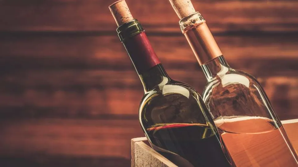 Cât timp rezistă de fapt vinul după ce ai desfăcut sticla. Semnul care arată că nu mai poate fi consumat