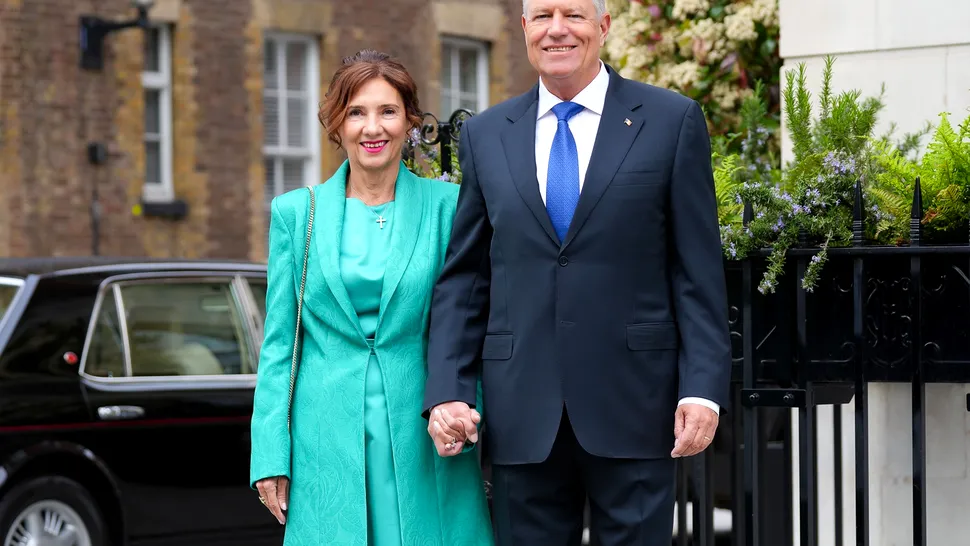 Cine e designerul care a creat rochia purtată de Carmen Iohannis la încoronarea regelui Charles. Schimbarea făcută de prima doamnă