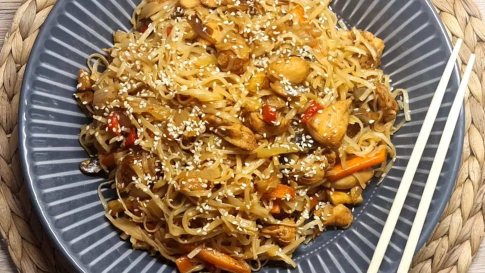 Cum să prepari noodles cu pui și legume. Rețeta simplă care te va cuceri
