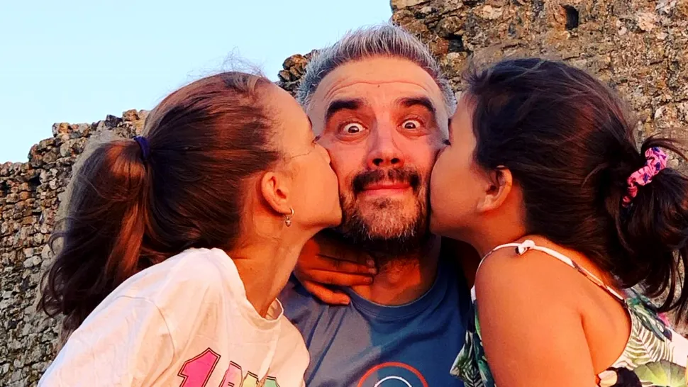 Zoli de la Sistem nu a venit cu fiica cea mare la Premiile Gopo de frică să nu spună lumea că este iubita lui. „Mă pregătesc de momentul în care va suna cineva la ușă și mă va întreba dacă o las în oraș” VIDEO EXCLUSIV