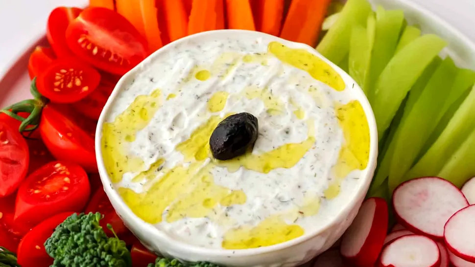 Cum poți să prepari sosul tzatziki chiar la tine acasă. Rețeta originală