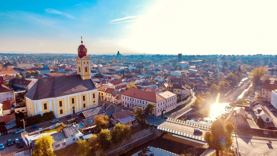 Orașul din România unde ai impresia că ai ajuns la Hollywood. E un magnet pentru turiști