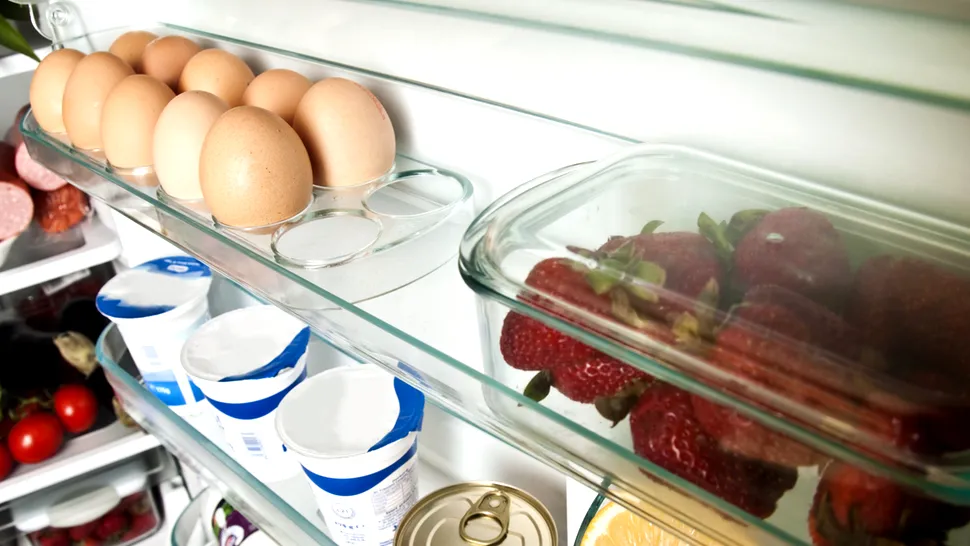 Uită de soluțiile din comerț. Ingredientul ieftin care elimină mirosurile neplăcute din frigider
