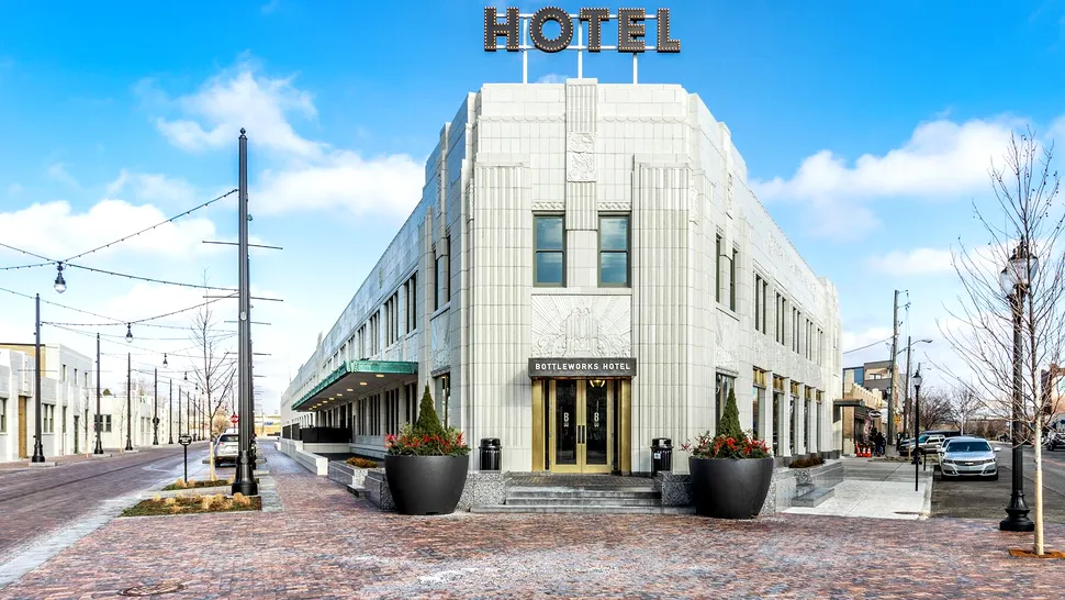 Care este pluralul la “hotel”, de fapt. Mulți români fac greșeala