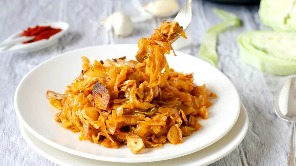 Pune acest ingredient secret în oala în care fierbe varza. Mâncarea ta va deveni de două ori mai gustoasă