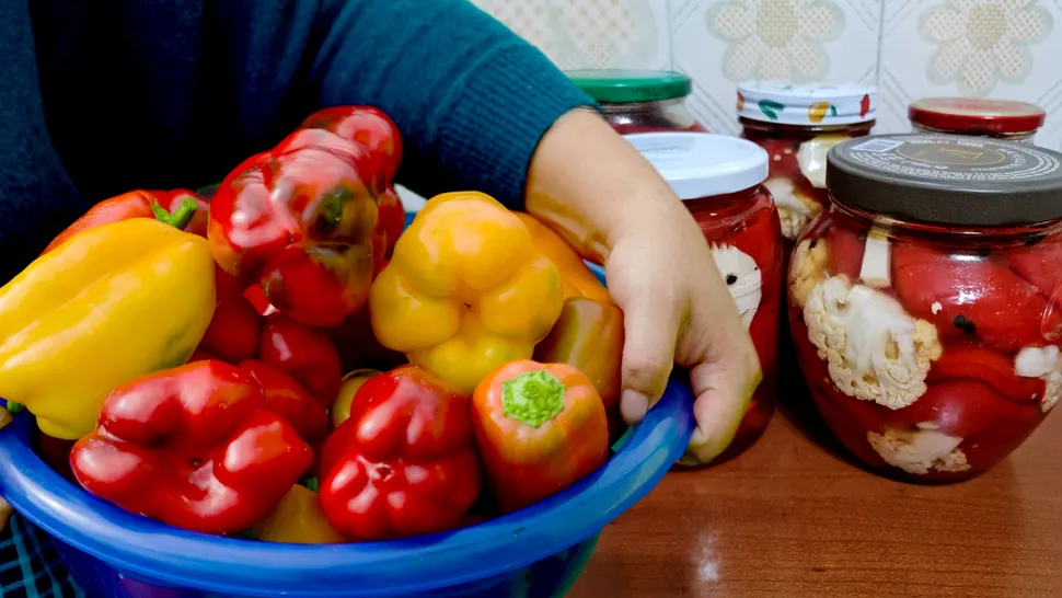 Secretul celor mai buni gogoșari în oțet. Ce pun gospodinele de la țară în borcane ca să rămână dulci acrișori până la primăvară. Rețeta simplă