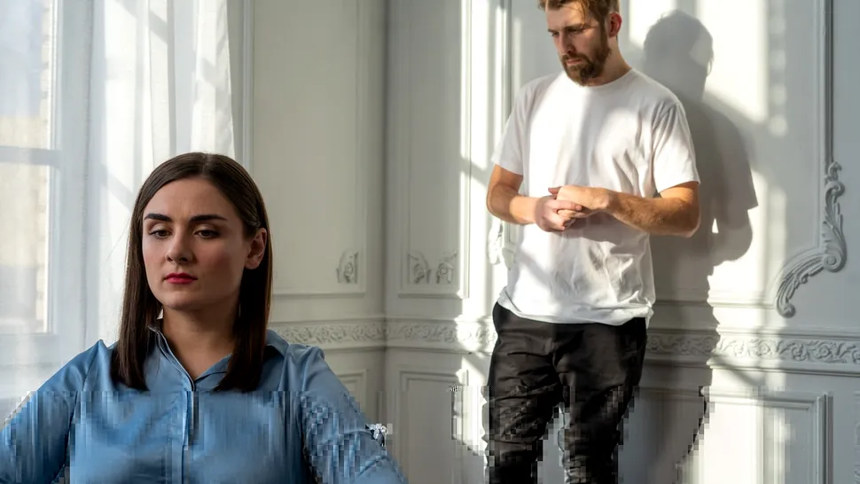Simt că îl împart pe iubitul meu cu fosta lui parteneră. Îmi spune că au un copil împreună și că trebuie să țină legătură cu ea