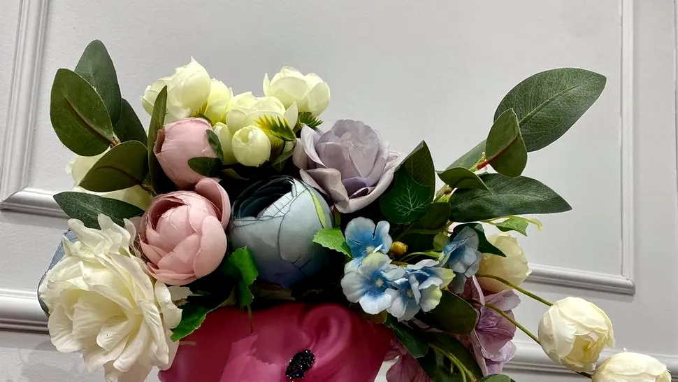 Secretul pe care toate femeile vor să îl știe. Ce se pune, de fapt, în apa florilor ca să reziste mai mult în vază
