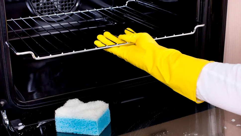 Cum poți să cureți ușor și rapid cuptorul cu un truc banal. Ce trebuie să pui de fapt în apa cu care îl ștergi, elimină instant petele de grăsime