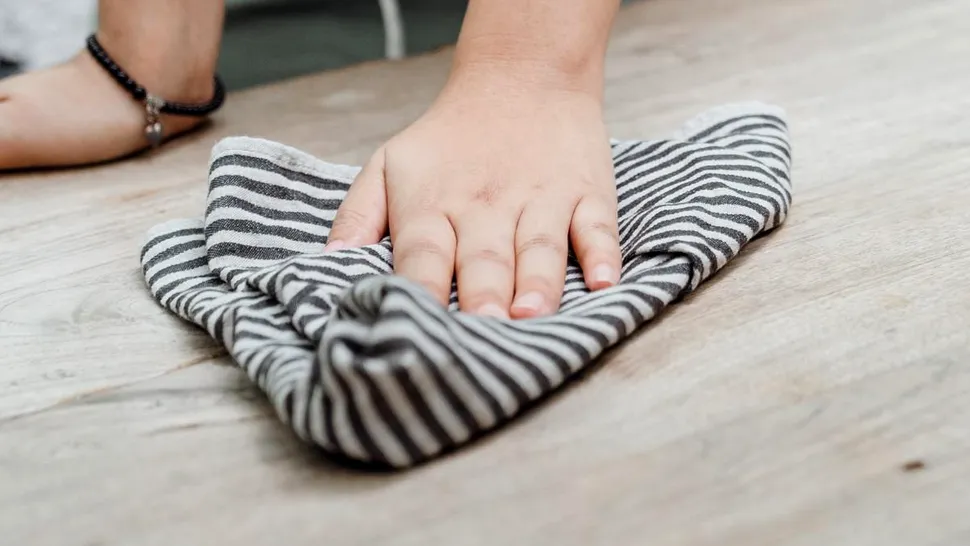 Cum să scoți rapid petele de grăsime de pe prosoapele de bucătărie. Metoda banală care le face să arate ca noi