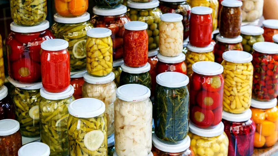 Ce trebuie să adaugi neapărat în butoiul cu murături. Ingredientul special care le ajută să nu se înmoaie