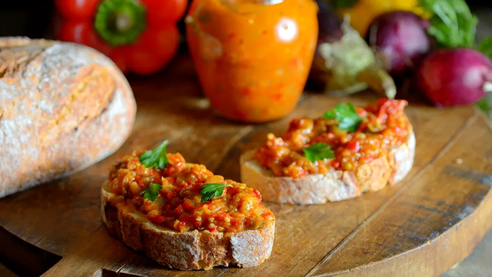 Zacuscă de vinete ca la bunica. Ingredientele pe care trebuie să le adaugi neapărat, iese super gustoasă așa