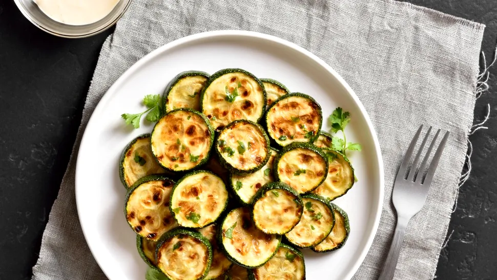 Așa prepari cea mai bună salată de dovlecei pe care ai mâncat-o vreodată. Ingredientul secret care face diferența, iese de nota 10