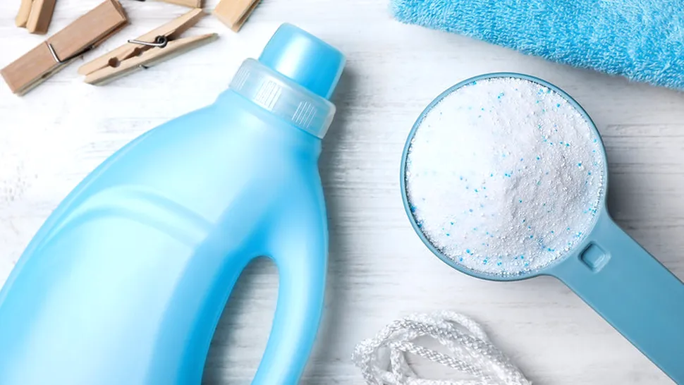 A amestecat drojdie cu detergent, apoi a spălat hainele. Ce a descoperit la final, trucul e fabulos