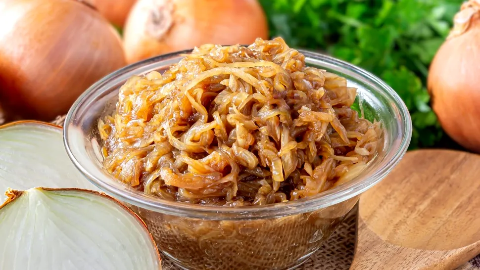 Cum faci cea mai bună ceapă caramelizată. Ingredientul folosit de marii bucătari ca să iasă gustoasă și crocantă