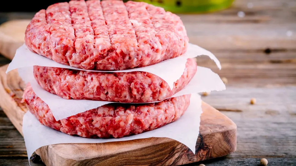 De ce carnea tocată pentru hamburgeri este striată pe o parte. Nu are nicio legătură cu decorul