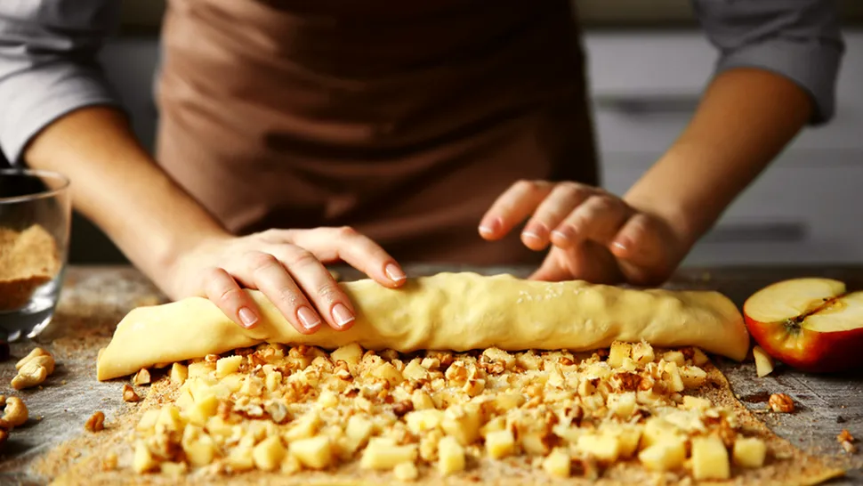 Trei deserturi cu mere ideale pentru toamnă. Se fac ușor și rapid și sunt delicioase