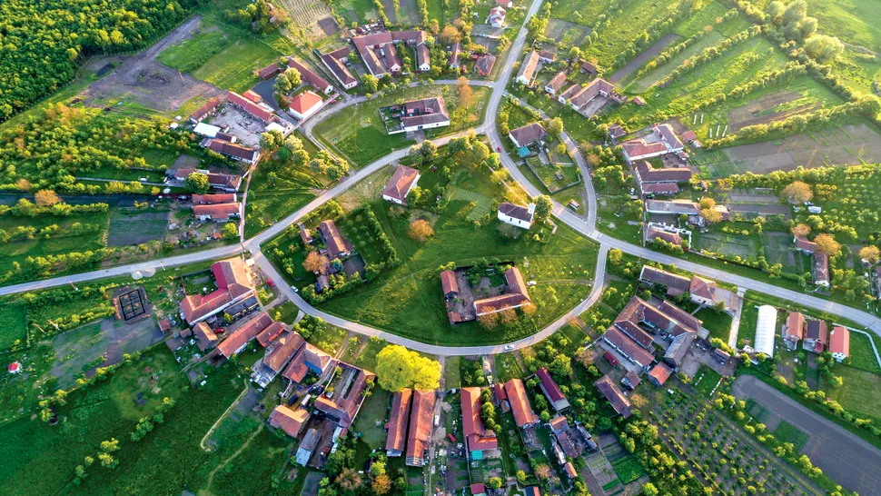 Cum arată singurul sat rotund din România. Turiștii sunt fascinați de peisaje și forma caselor