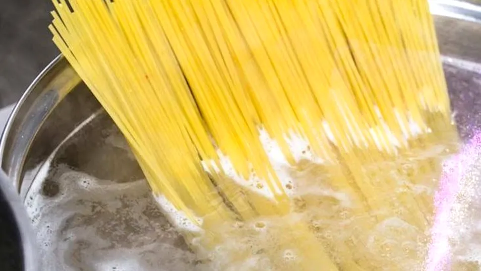 Ce să pui neapărat în apa în care fierbi pastele. Ingredientul secret pe care îl folosesc italienii