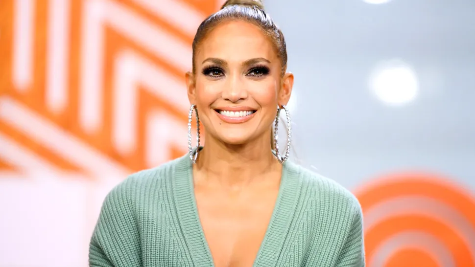 Jennifer Lopez, fermecătoare într-o rochie transparentă la 54 de ani. Ținuta îndrăzneață i-a lăsat pe toți fără cuvinte