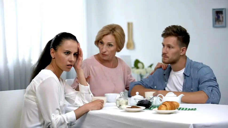 Mama-soacră îmi face zile negre. I-am reproșat că vrea să mă despartă de fiul ei, iar reacția ei m-a șocat