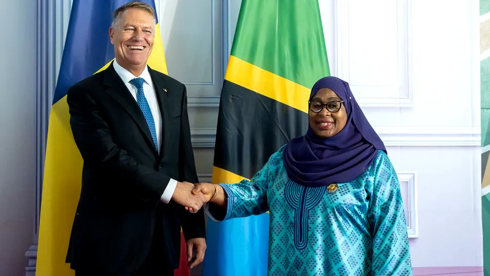 Ce înseamnă hakuna matata. Semnificația mesajului pe care localnicii din Tanzania l-au strigat, când s-au aruncat în apă cu portretul lui Iohannis