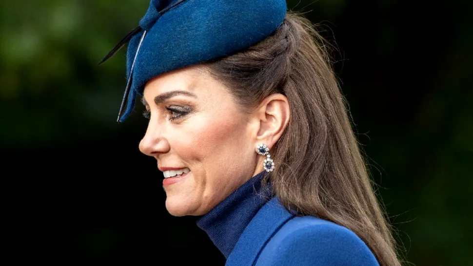 Kate Middleton, superbă la slujba de Crăciun într-un palton albastru. De ce a ales această culoare, de fapt. Copiii s-au asortat cu ea FOTO
