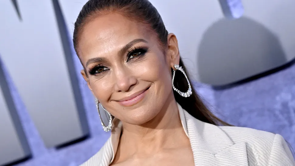 Jennifer Lopez, apariție fabuloasă la Săptămâna Modei de la Paris. Rochia a avut un decolteu impresionant, însă ce a purtat deasupra ei a fost piesa de rezistență