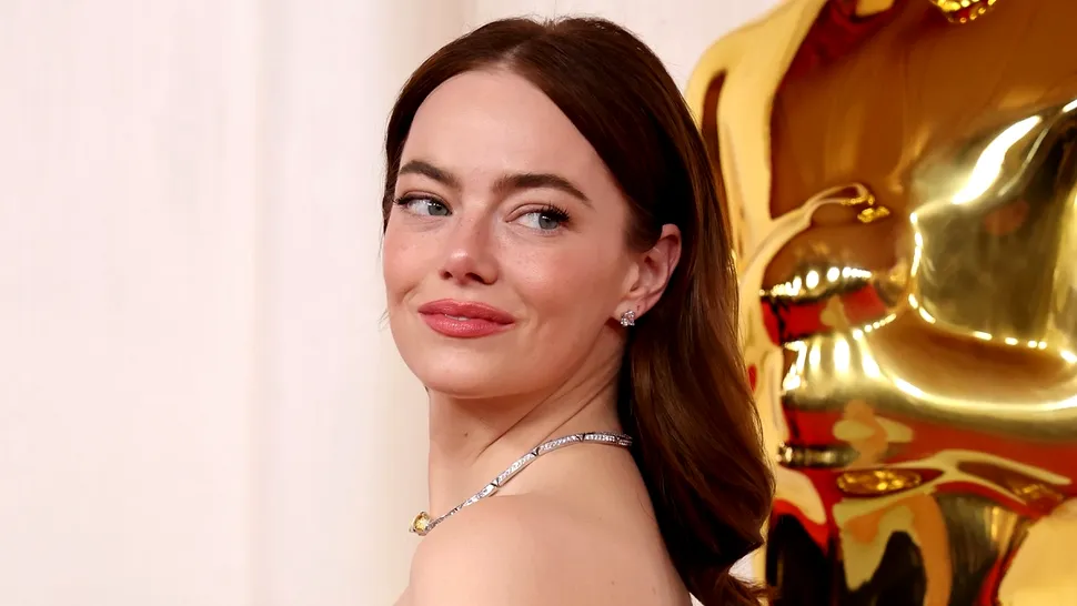 Momentul stânjenitor trăit de Emma Stone, câștigătoarea Oscar 2024 pentru cea mai bună actriță. I s-a rupt rochia chiar înainte de a primi trofeul